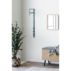Porte-manteau mural Trento vert sauge posé dans entrée design minimaliste vue ensemble