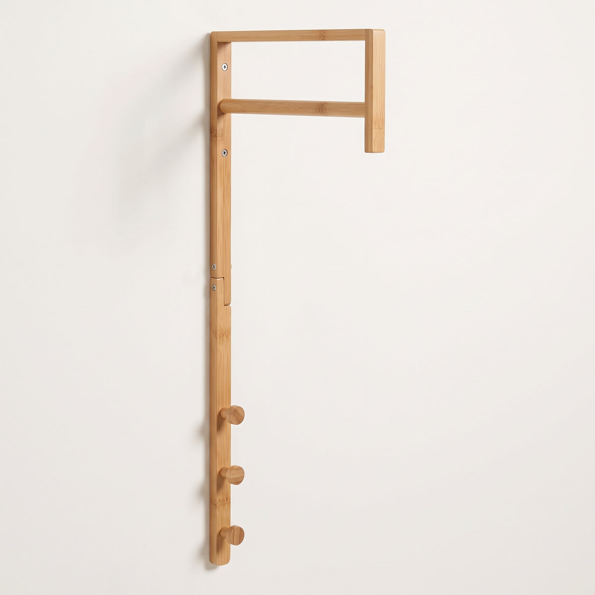 Porte-manteau mural Trento en bambou naturel, avec sa barre de penderie et ses trois crochets ronds