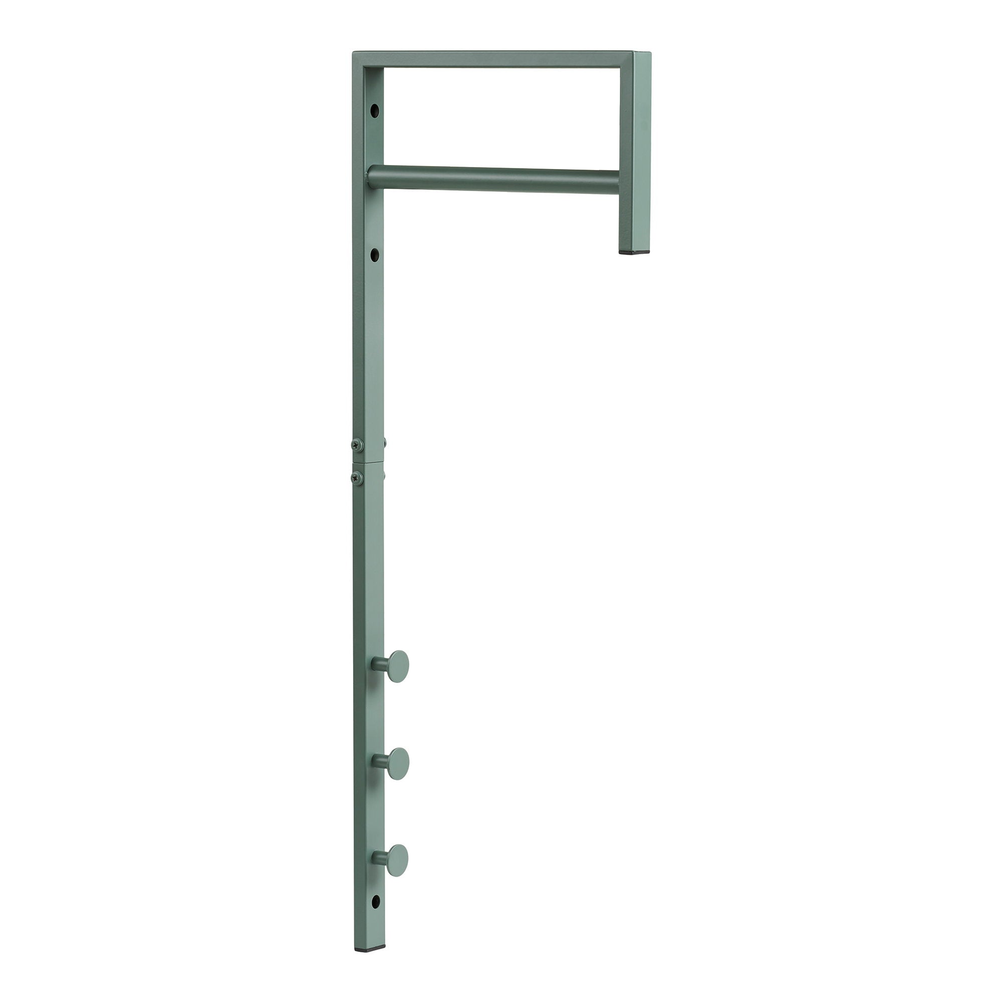 Porte-manteau mural Trento métal vert sauge barre penderie 3 crochets vue trois quarts