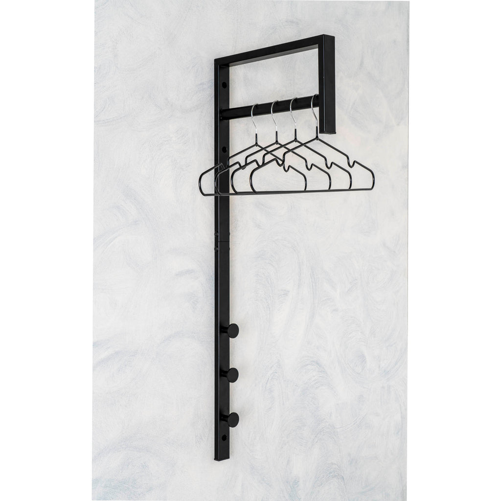 Porte-manteau Trento noir mat en situation entrée cintres noirs écharpe style contemporain