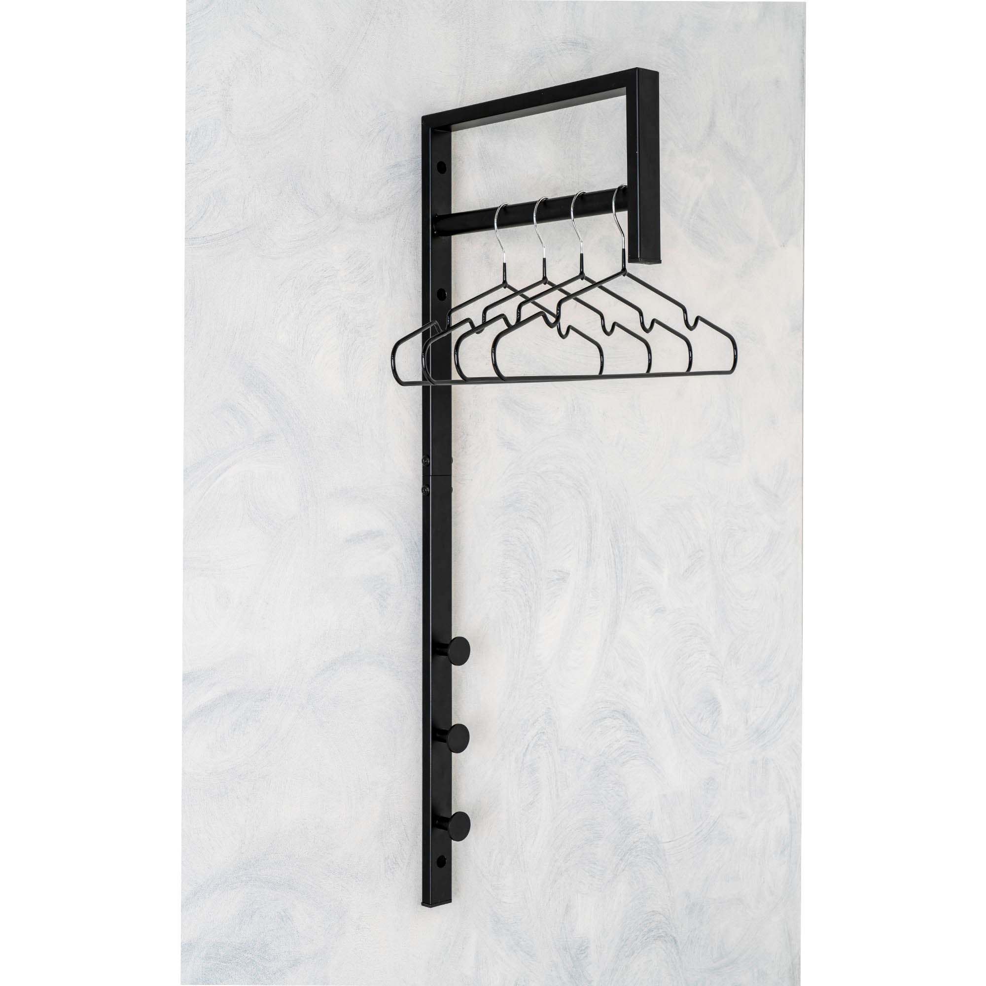 Porte-manteau Trento noir mat en situation entrée cintres noirs écharpe style contemporain