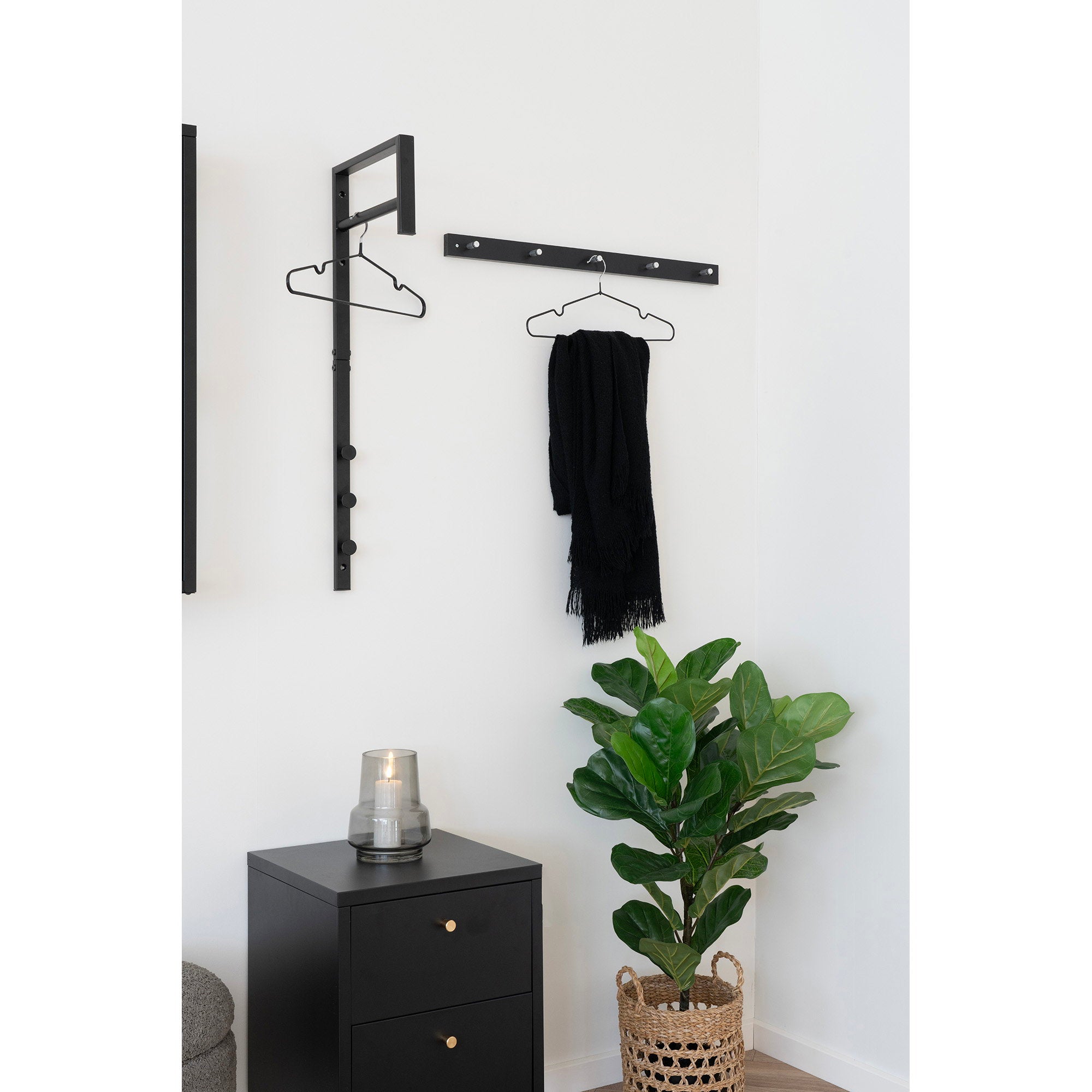 Porte-manteau mural Trento noir mat avec cintres fond marbré design industriel minimaliste