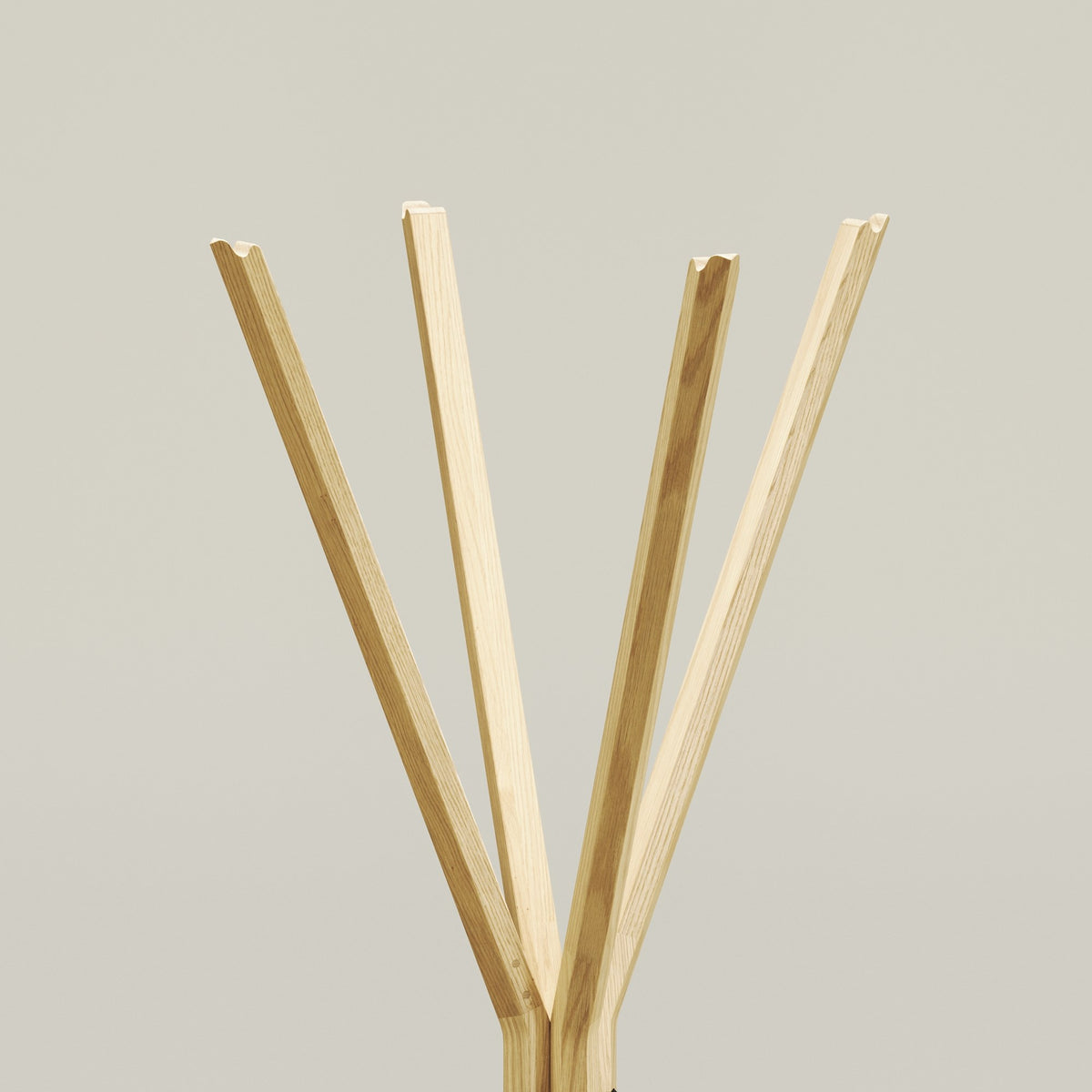 Sommet entaillé des quatre montants en chêne naturel du porte-manteau Cancan