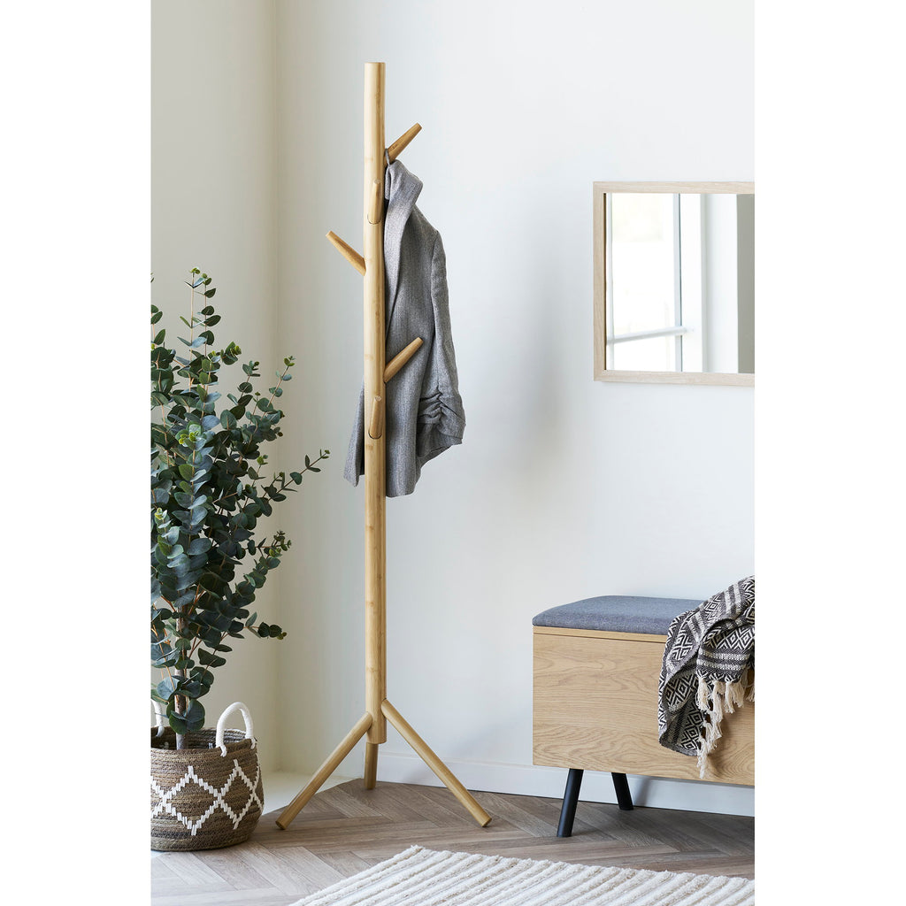 Porte-manteaux Wanaka bambou naturel en situation entrée scandinave veste suspendue miroir