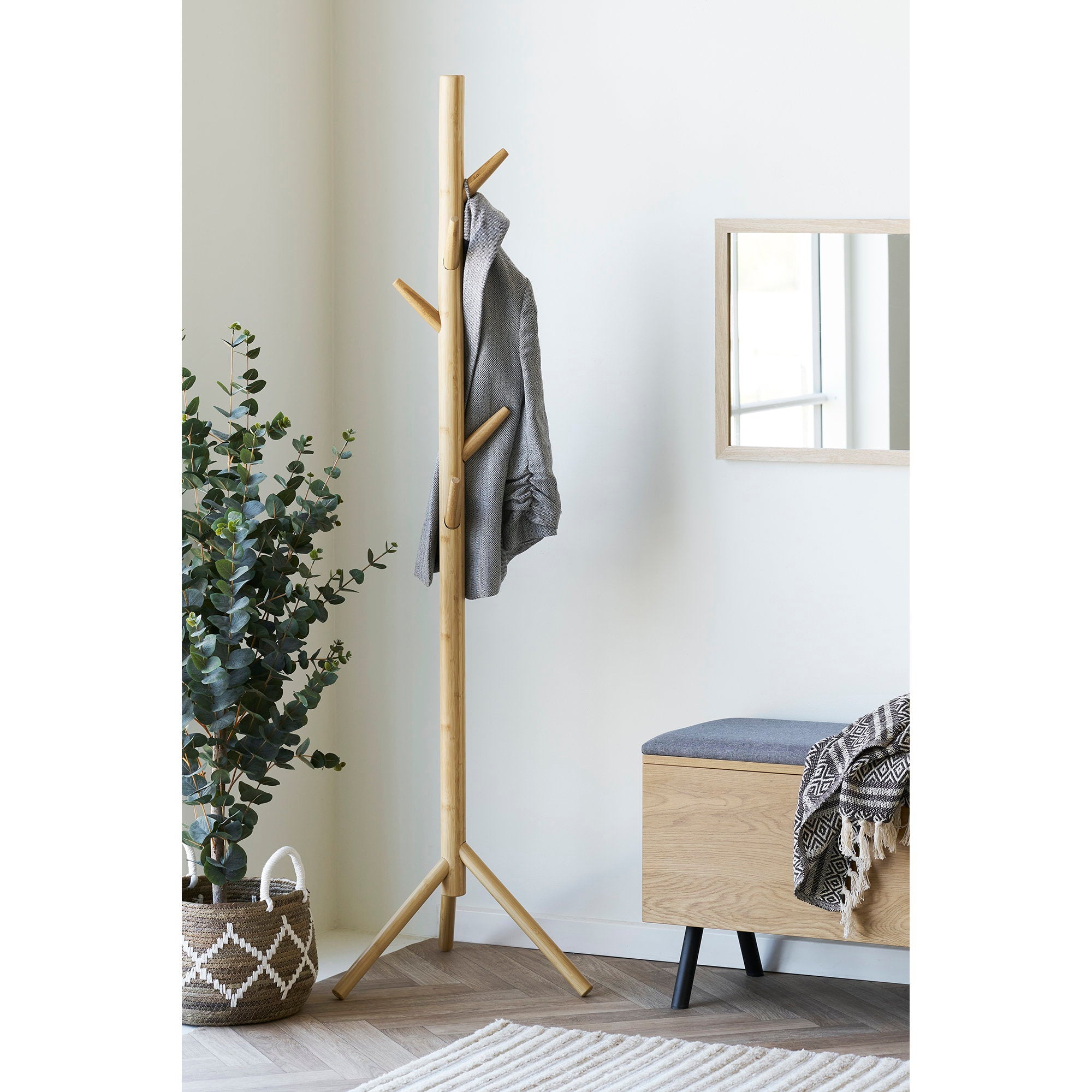 Porte-manteaux Wanaka bambou naturel en situation entrée scandinave veste suspendue miroir