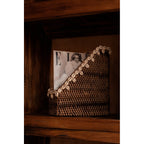 Porte-revues en rotin bordé de coquillages 30 cm en situation