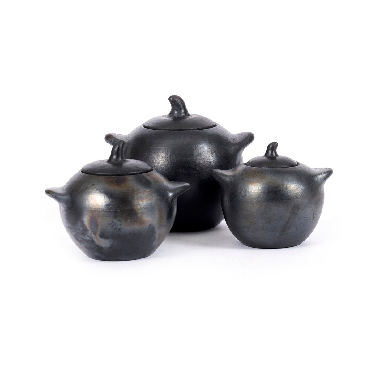 Pots à couvercle en terre cuite noircie de trois tailles aux patines différentes sur fond blanc