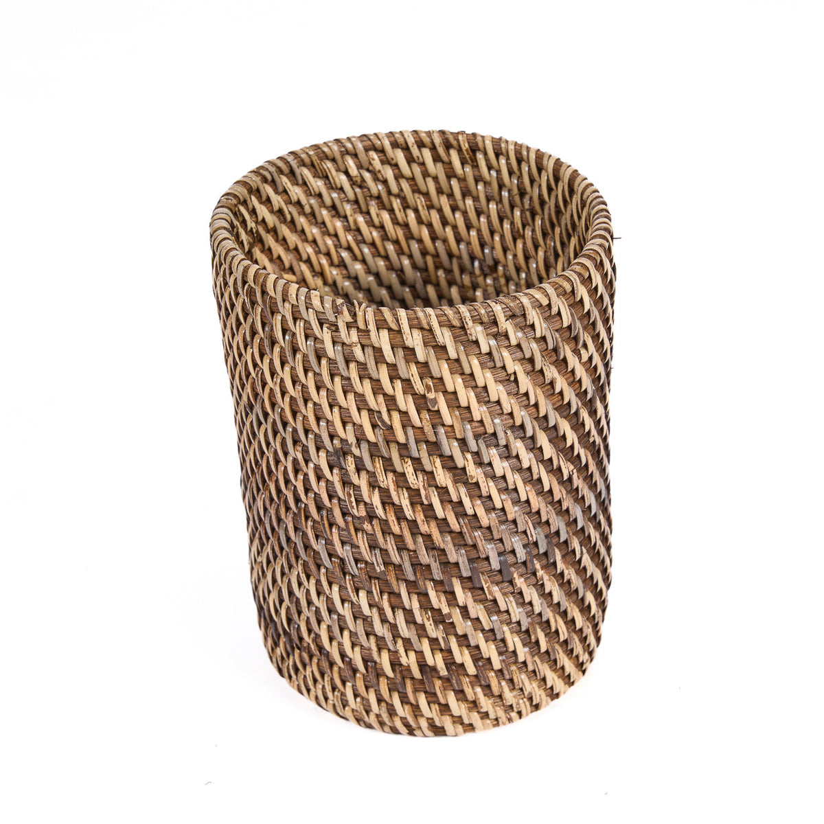 Pot à couverts Colonial en rotin tressé brun naturel vu de trois quarts en plongée sur fond blanc