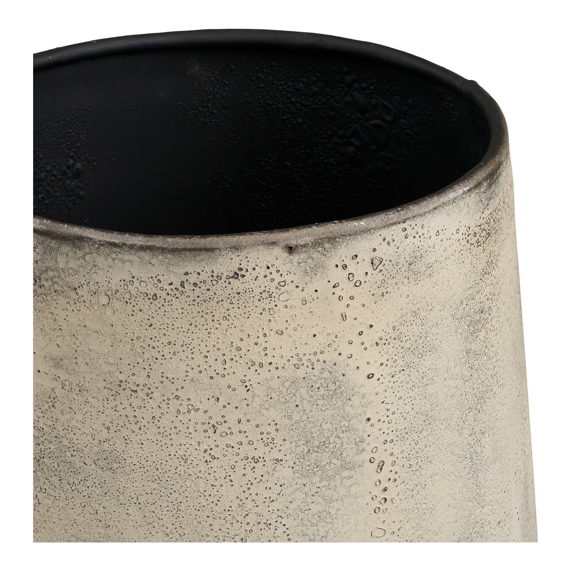 Détail bord ouverture pot Hou métal patiné beige doré intérieur noir mat lumière rasante