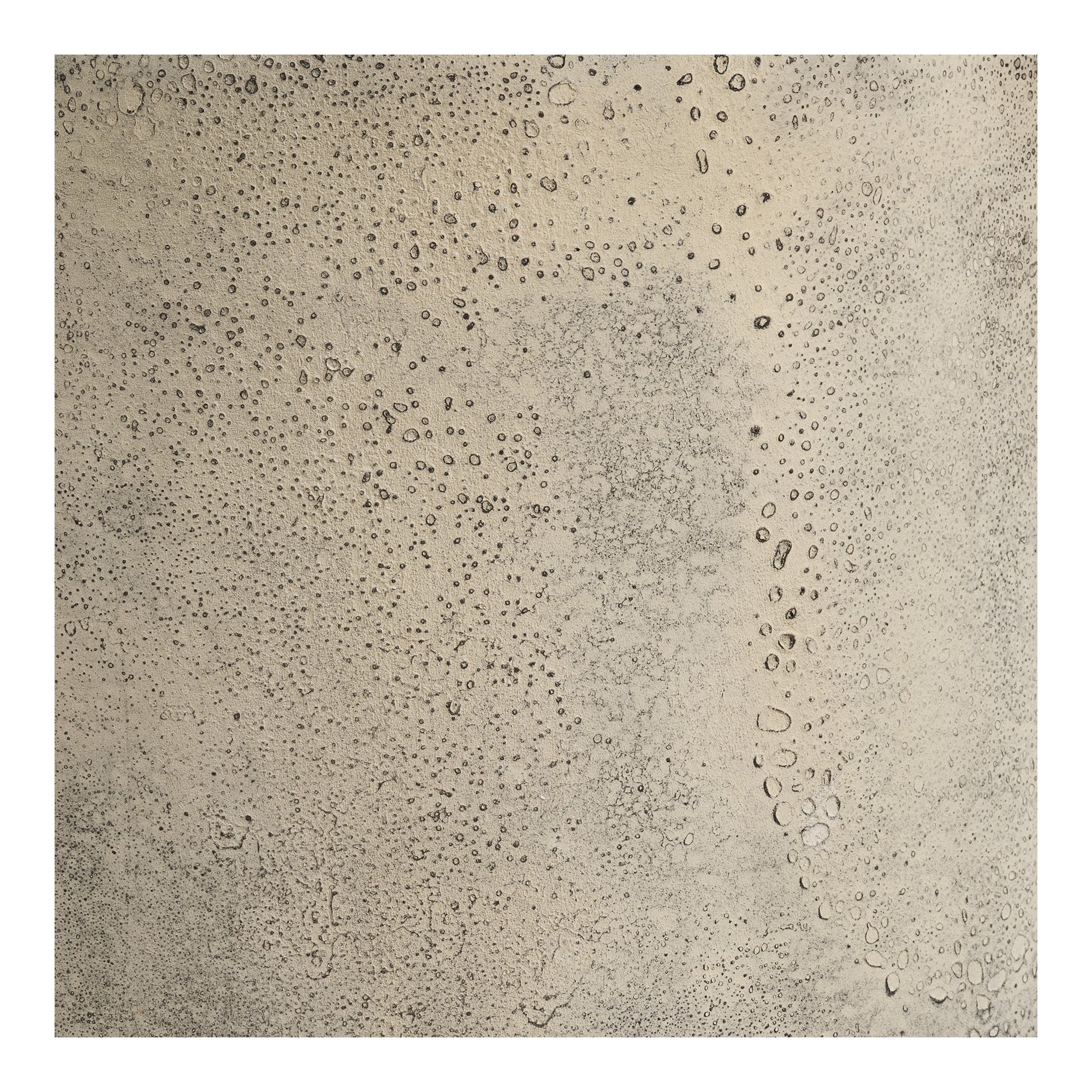 Détail texture alvéolée métal patiné beige doré pot Hou gros plan surface artisanale