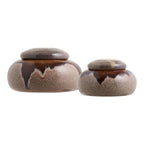 Deux pots à couvercle en céramique brun chocolat vus de face
