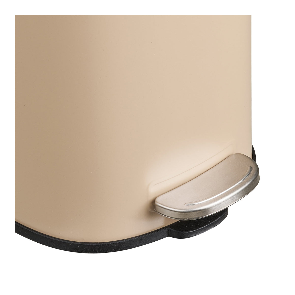 Détail de la pédale argentée de la poubelle Lodi et du bas du corps beige