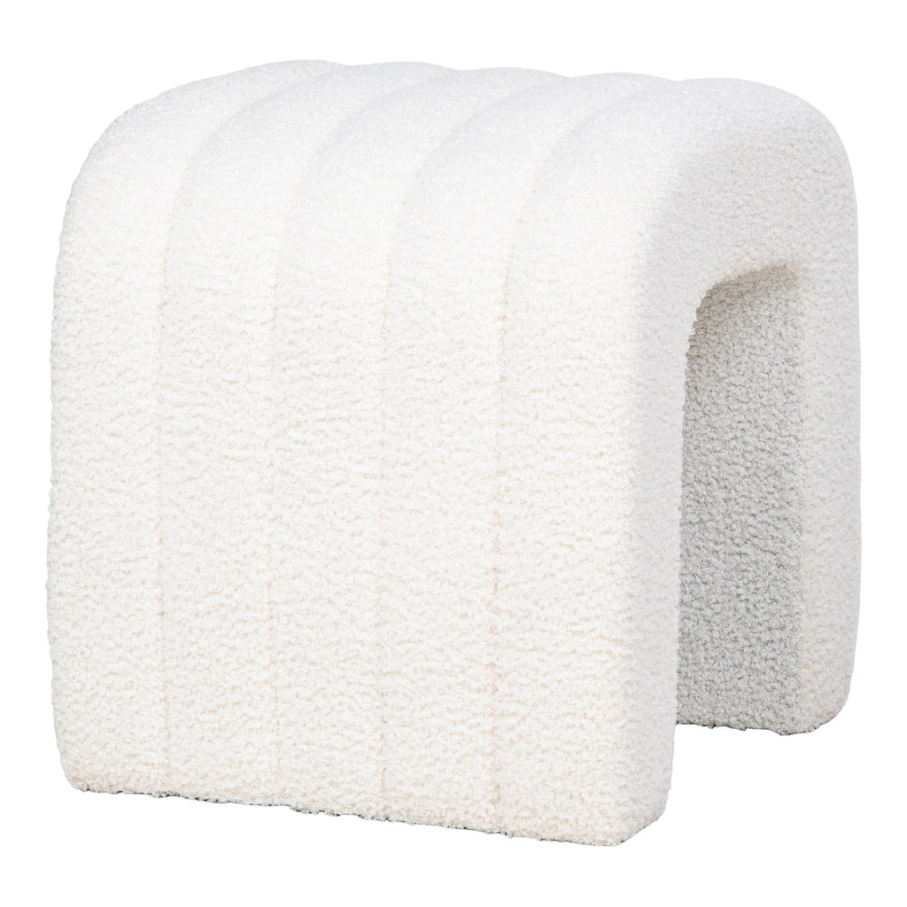 Pouf Colma bouclé blanc arche sculptée côtes détail vue trois quarts arrière