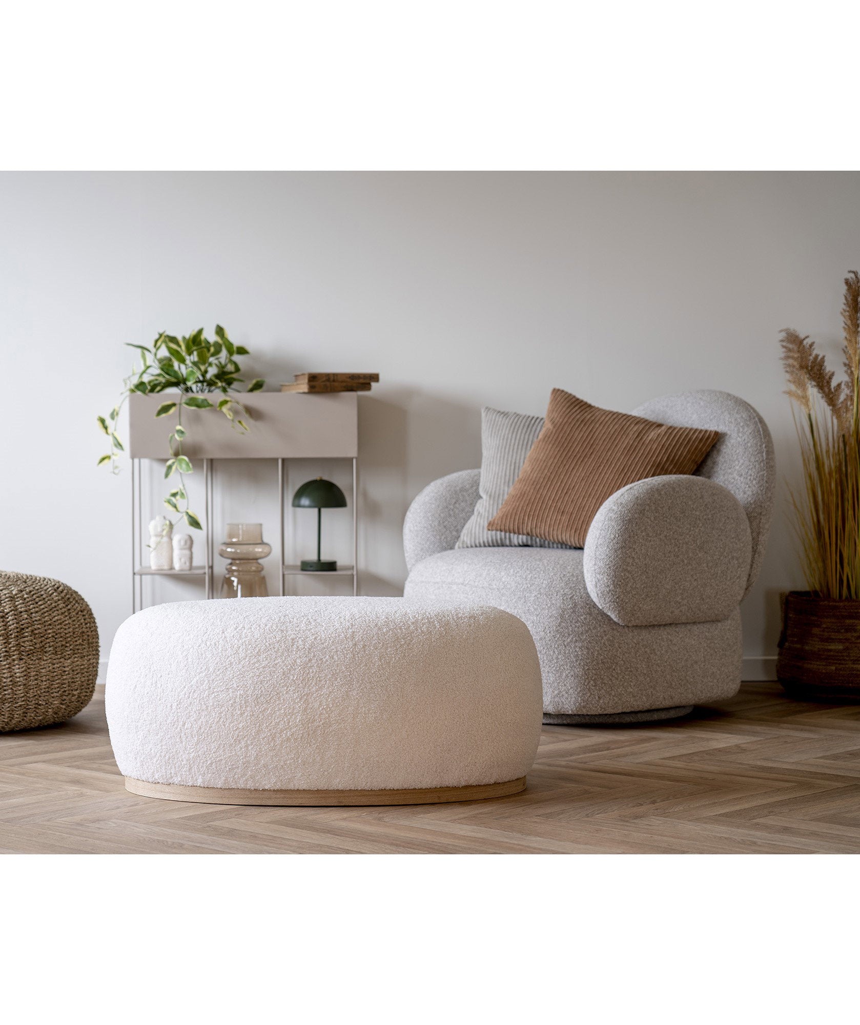 Pouf Manhattan bouclé blanc XXL socle bois naturel mise en scène salon parquet