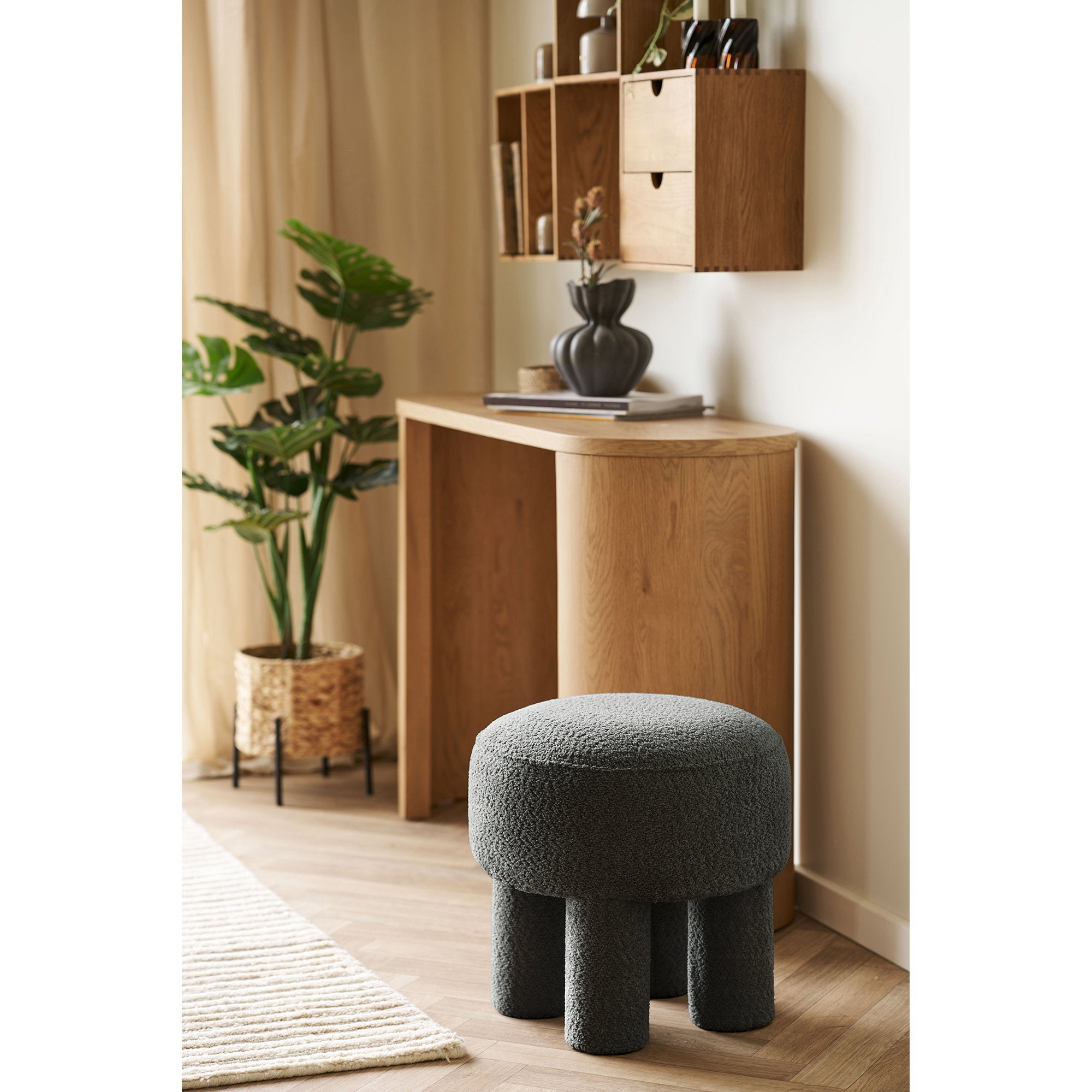 Pouf Canberra bouclé anthracite ambiance bureau console bois naturel