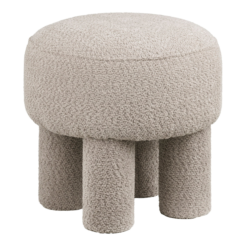 Pouf Canberra bouclé sable foncé assise bombée vue trois quarts