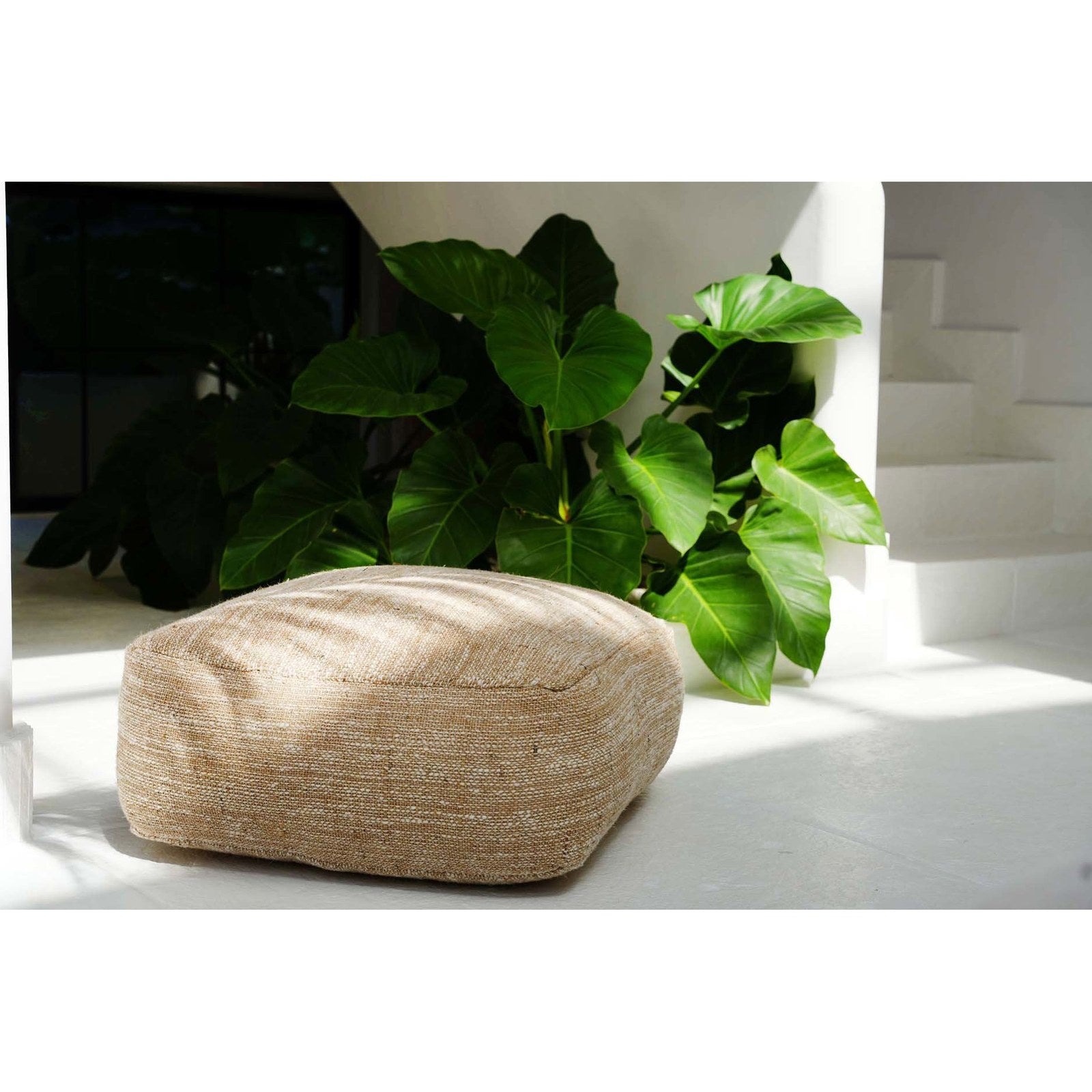 Pouf carré en coton flammé beige 60 cm en situation
