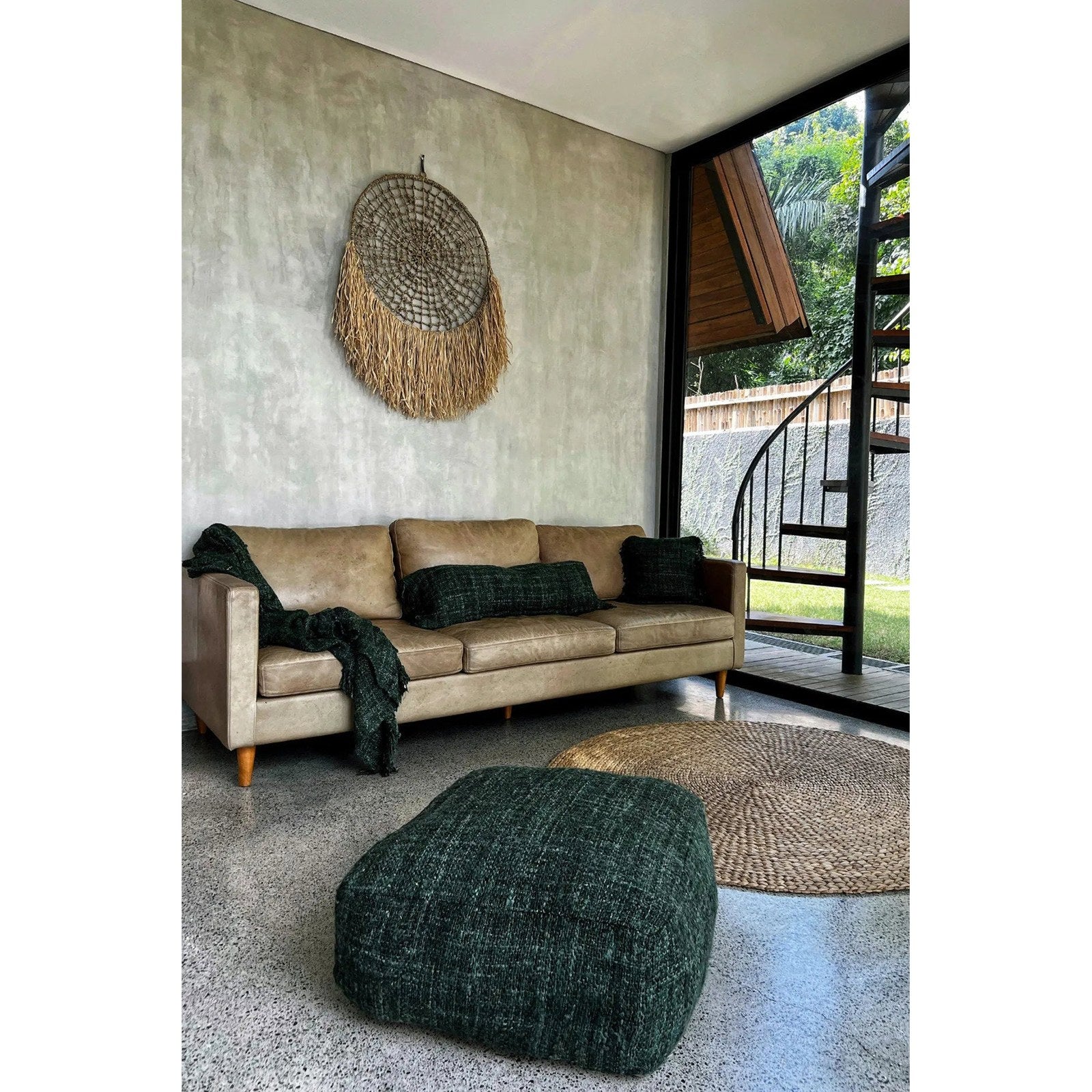 Pouf carré en coton tissé vert forêt 60 cm en situation