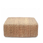 Pouf carré en jacinthe d'eau naturelle tressée vu de face sur fond blanc