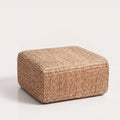 Pouf carré en jacinthe d'eau naturelle tressée vu de trois quarts sur fond blanc
