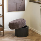 Pouf Christchurch chenille brune socle cannelé en situation