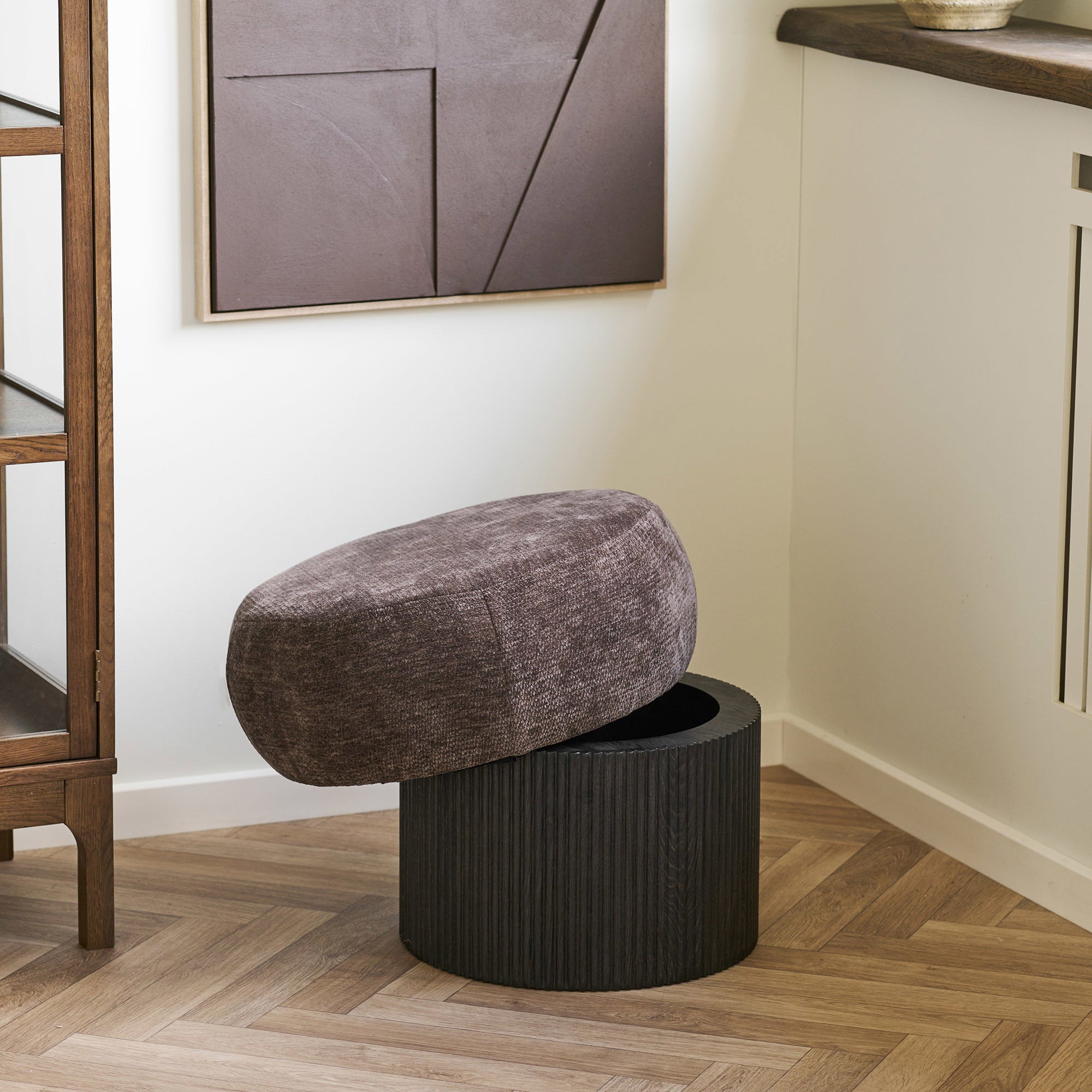 Pouf Christchurch chenille brune socle cannelé en situation