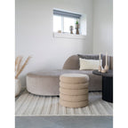 Pouf coffre Brooklyn bouclé beige 44 cm rangement intégré mise en scène salon