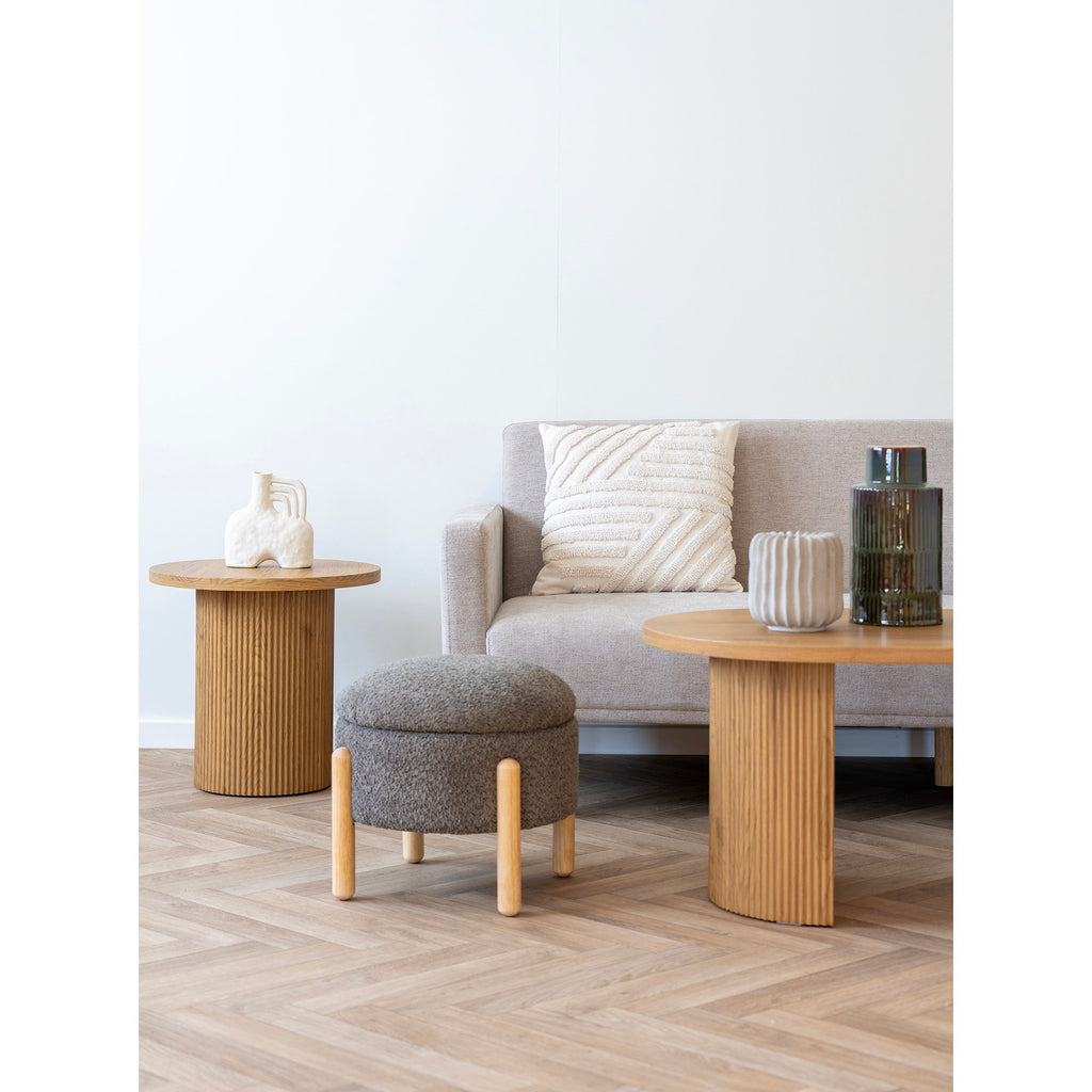 Pouf coffre Medas bouclé brun Ø45 cm pieds bois naturel mise en scène salon parquet