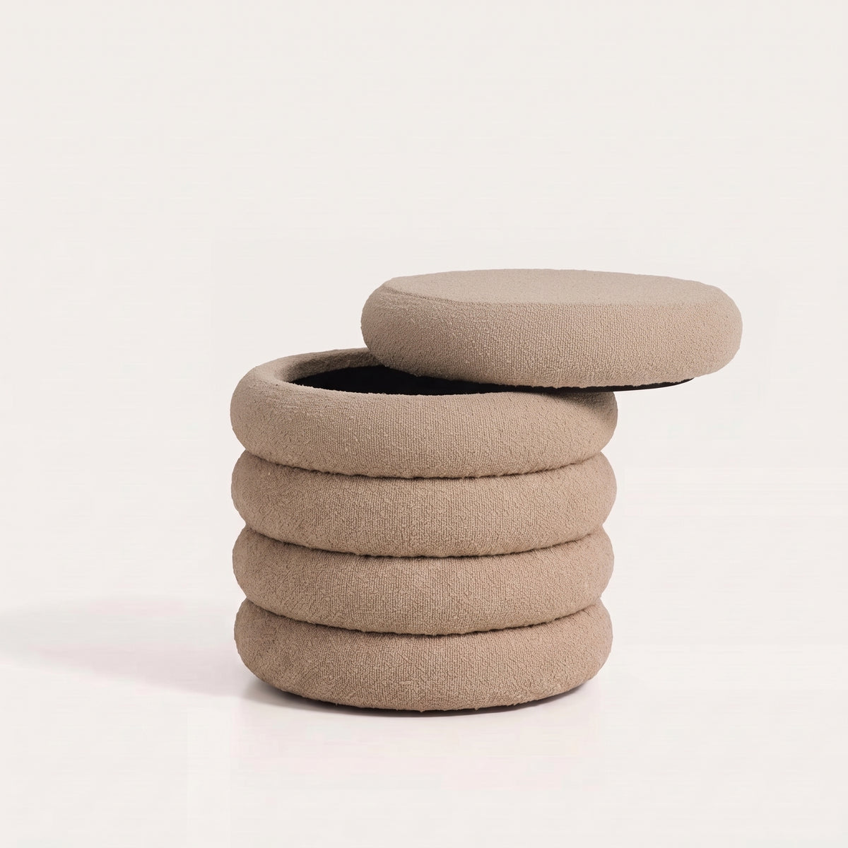 Pouf coffre en bouclé beige couvercle soulevé, rangement intérieur noir