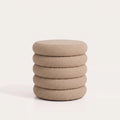 Pouf coffre rond en bouclé beige à cinq bourrelets sur fond blanc