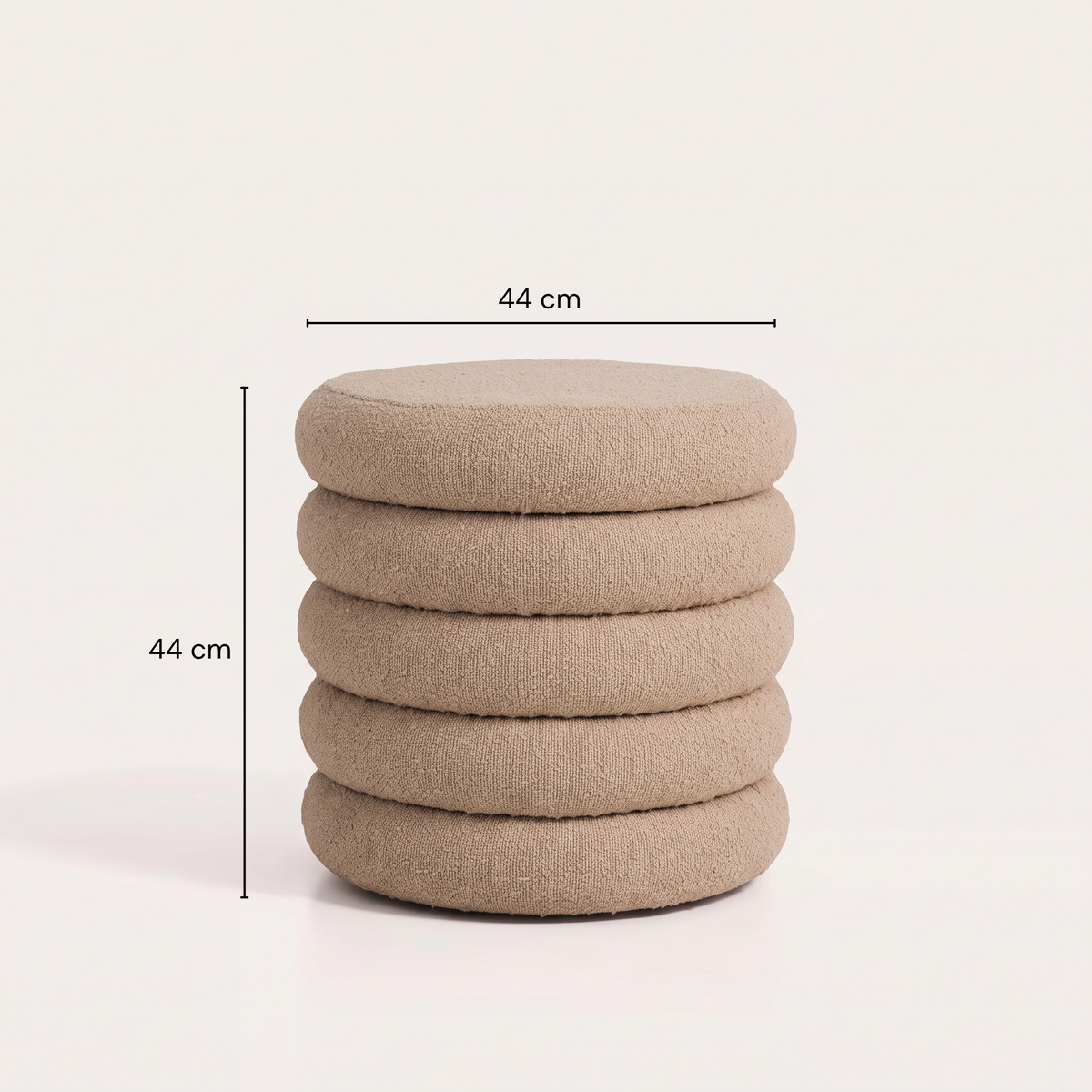 Pouf coffre bouclé beige avec ses dimensions : 44 cm de diamètre et 44 cm de hauteur