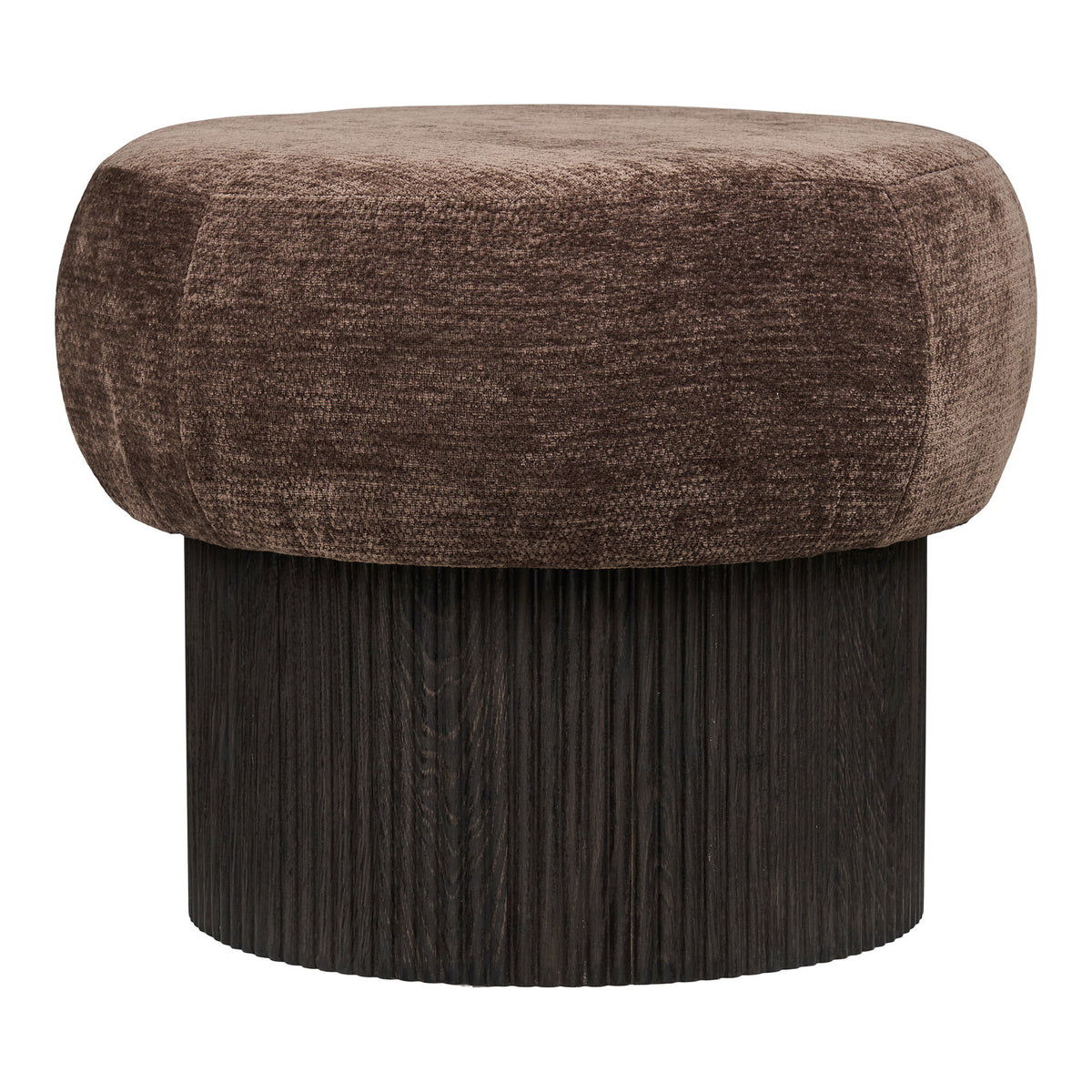 Pouf Christchurch en chenille brune vu de face avec son assise bombée et son socle cannelé