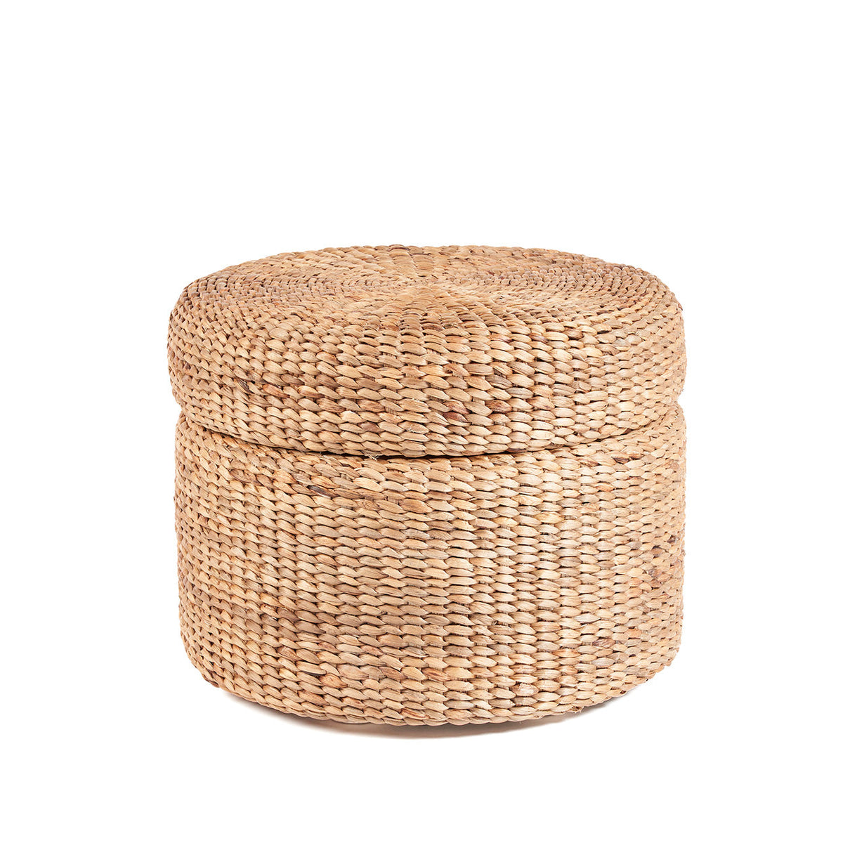Pouf coffre rond en jacinthe d'eau tressée naturelle fermé par son couvercle sur fond blanc