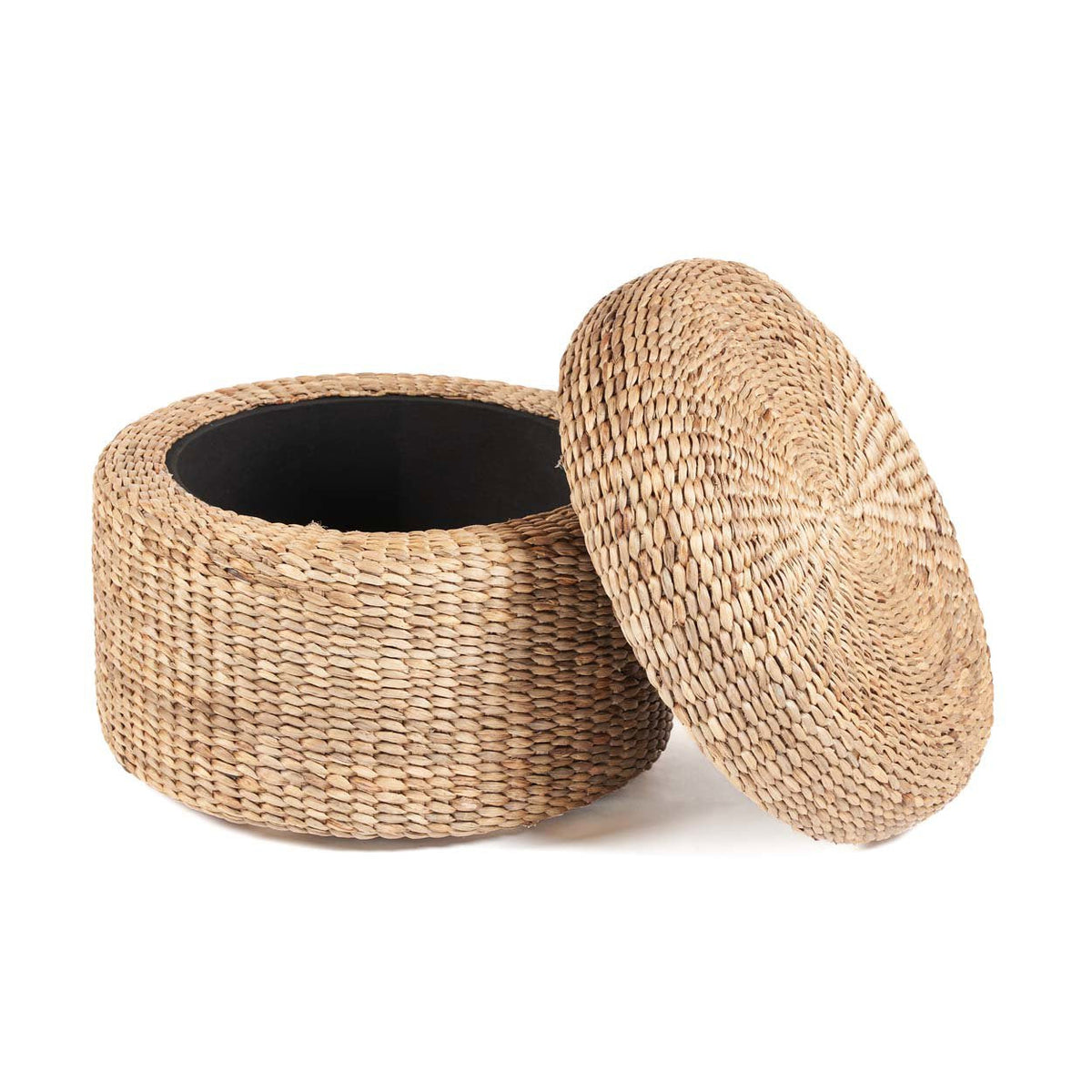 Pouf coffre rond en jacinthe d'eau ouvert avec son intérieur noir et son couvercle tressé posé contre lui