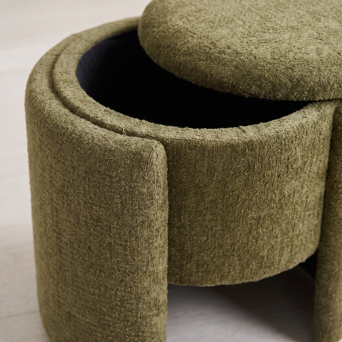 Détail du rangement sous le couvercle du pouf coffre Walsdorf vert olive