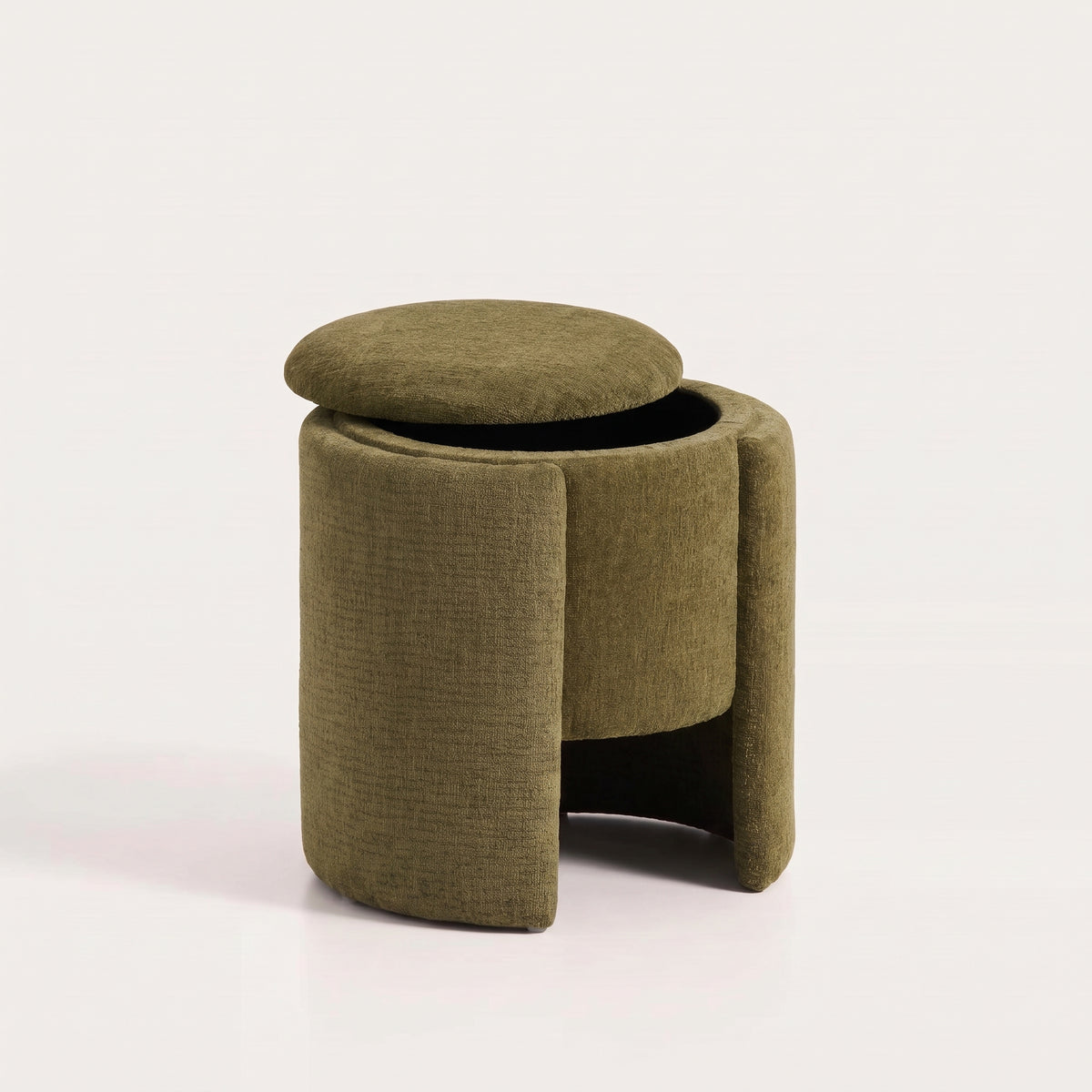 Pouf coffre Walsdorf vert olive, couvercle soulevé, vue de trois quarts