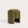 Pouf coffre Walsdorf en chenille vert olive, vue de trois quarts, couvercle fermé