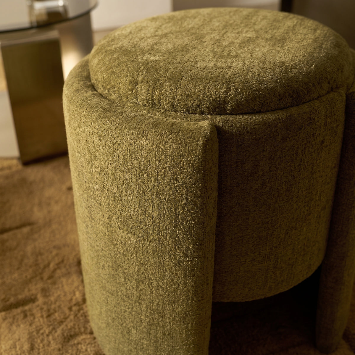 Détail de la chenille vert olive et du couvercle du pouf coffre Walsdorf
