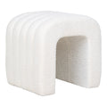 Pouf Colma en tissu teddy blanc vu de trois quarts avec son arche et ses coutures en bandes
