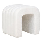 Pouf Colma en tissu teddy blanc vu de trois quarts avec son arche et ses coutures en bandes