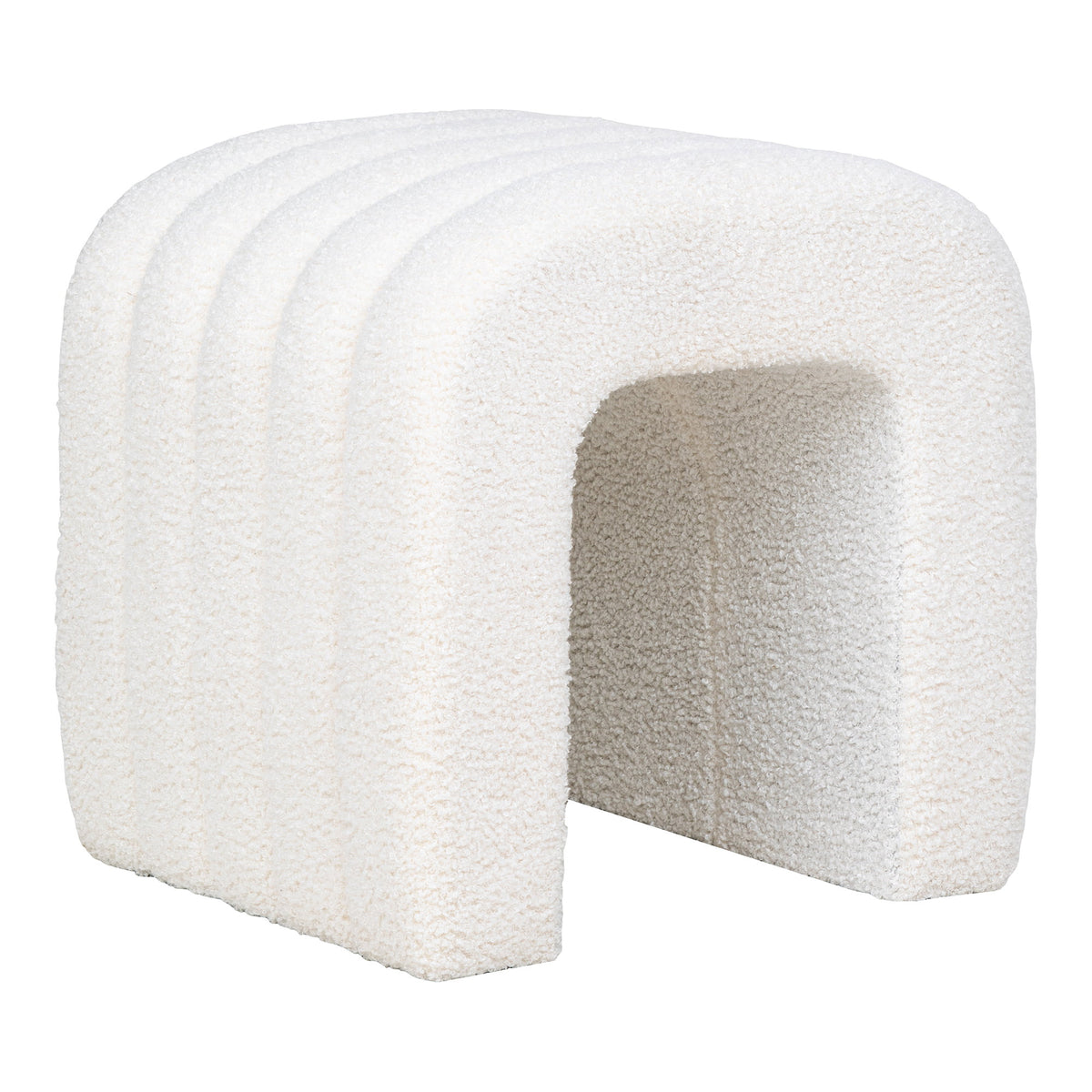 Pouf Colma en tissu teddy blanc vu de trois quarts avec son arche et ses coutures en bandes