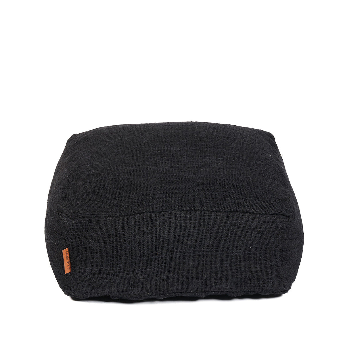 Pouf de sol carré coton noir vu de face avec ses arêtes surpiquées et son étiquette cousue