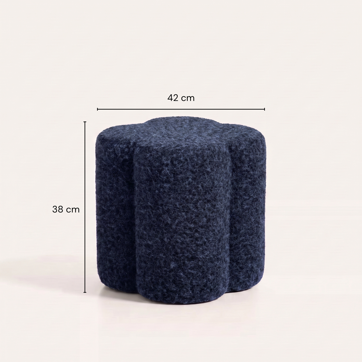 Pouf Durban bouclé bleu marine avec ses cotes : 42 cm de diamètre, 38 cm de haut