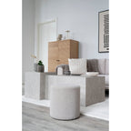 Pouf Ejby bouclé beige ambiance salon table basse béton décoration neutre