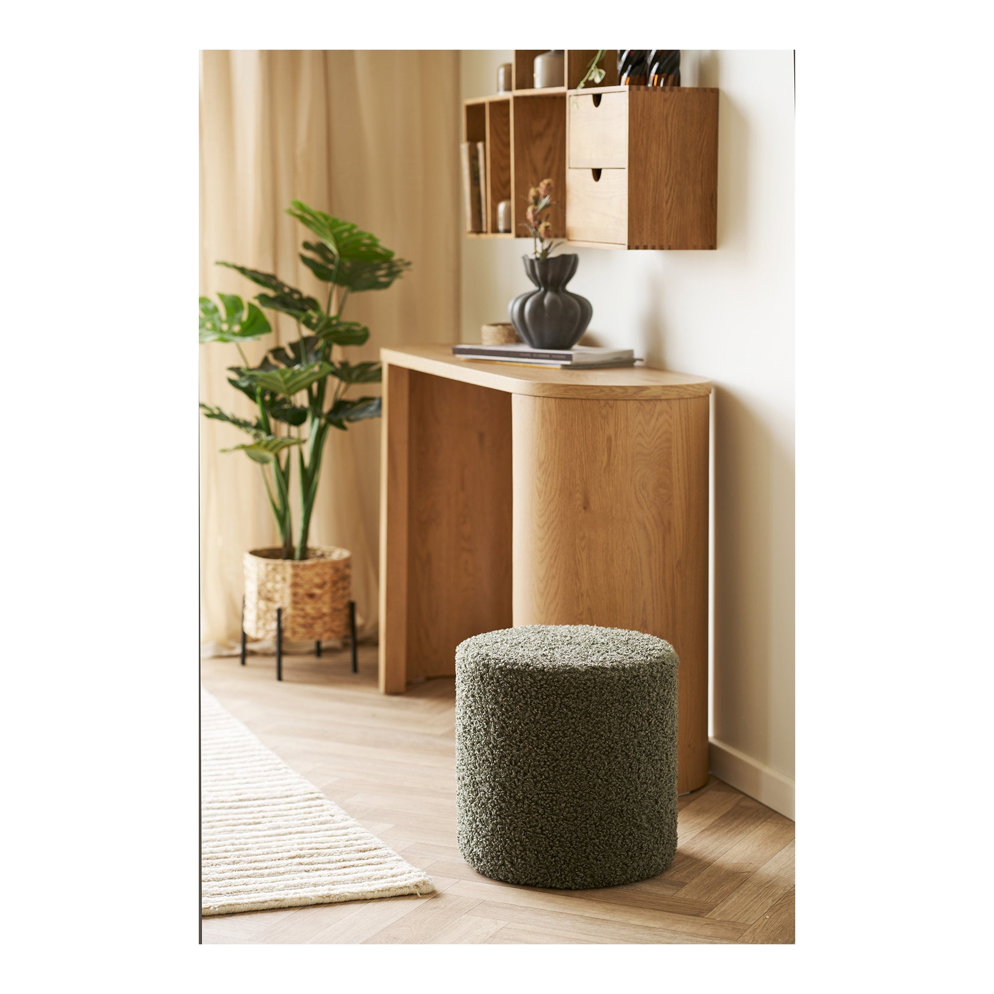 Pouf Ejby teddy vert kaki ambiance bureau console bois naturel
