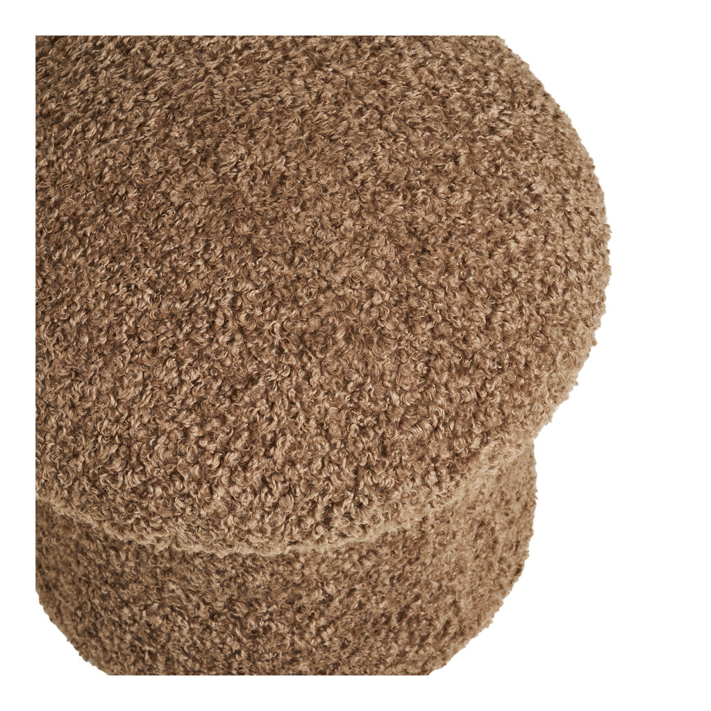 Pouf Enna fausse fourrure marron boucles serrées détail texture gros plan