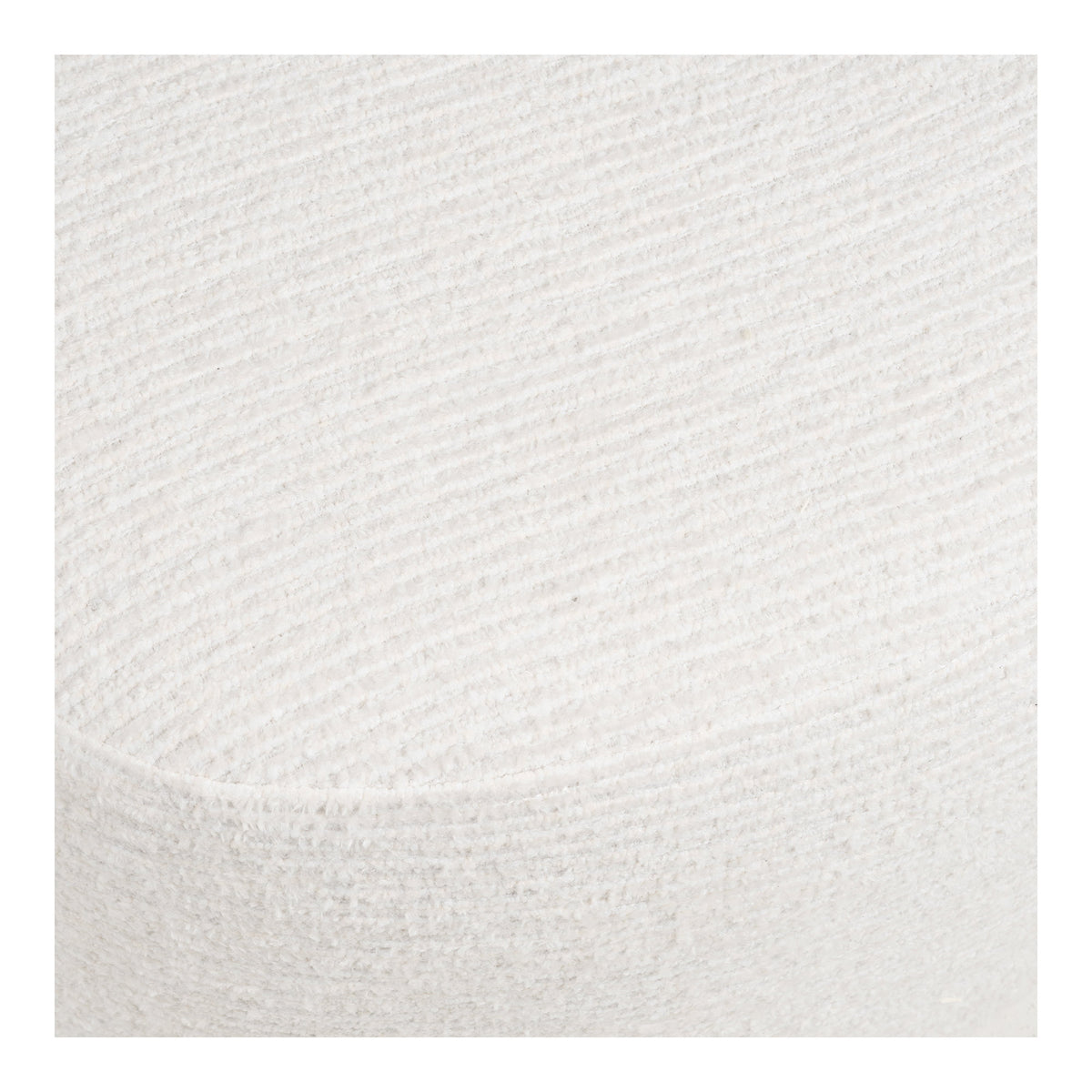 Gros plan sur la chenille striée blanc cassé et la couture du dessus du pouf Hilo