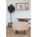 Pouf Inverness fausse fourrure beige ambiance chambre étagère blanche naturelle