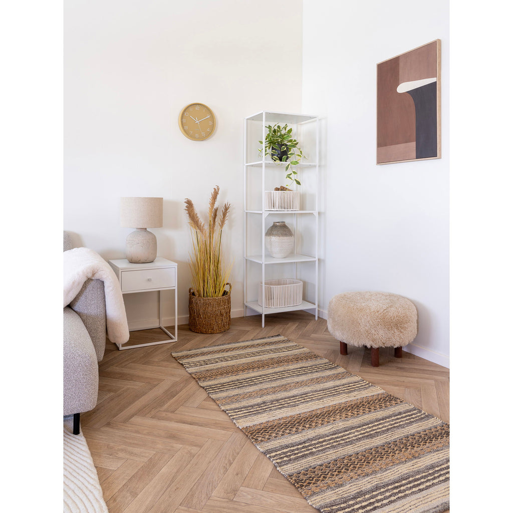 Pouf Inverness fausse fourrure beige ambiance salon canapé blanc table basse