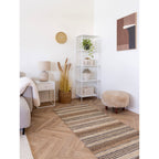 Pouf Inverness fausse fourrure beige ambiance salon canapé blanc table basse